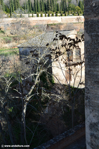 Edificación en el Baluarte de la Torre de los Picos, al fondo los Jardines del Generalife