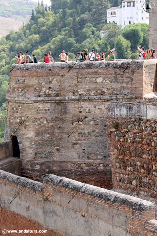 Visita a la Alhambra - Recorrido por la Alcazaba - Visitantes en la Terraza de la Torre del Cubo