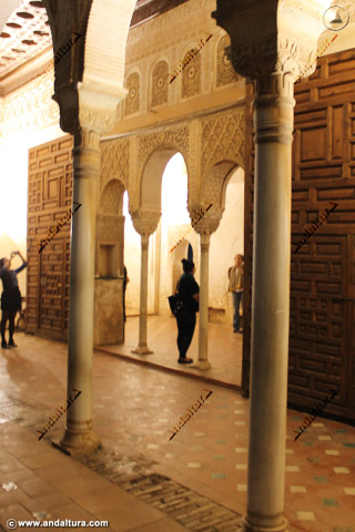 Visita nocturna del Generalife - Visitantes llegando al Salón Regio y la Torre de Ismail
