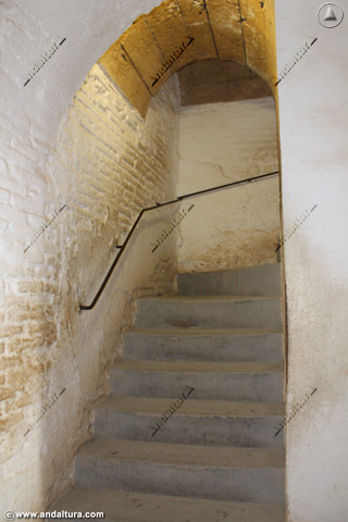 Escaleras estrechas y empinadas para acceder a la Terraza de la Torre de la Vela