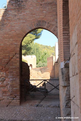 Arco de acceso a la Calle de Ronda, bajo las escaleras del adarve, junto a la portada interior de la Puerta de los Siete Suelos