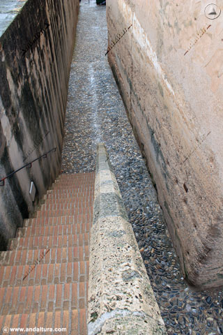 Calle del Foso de la Alcazaba de la Alhambra y escalera a la Terraza de la Torre del Cubo
