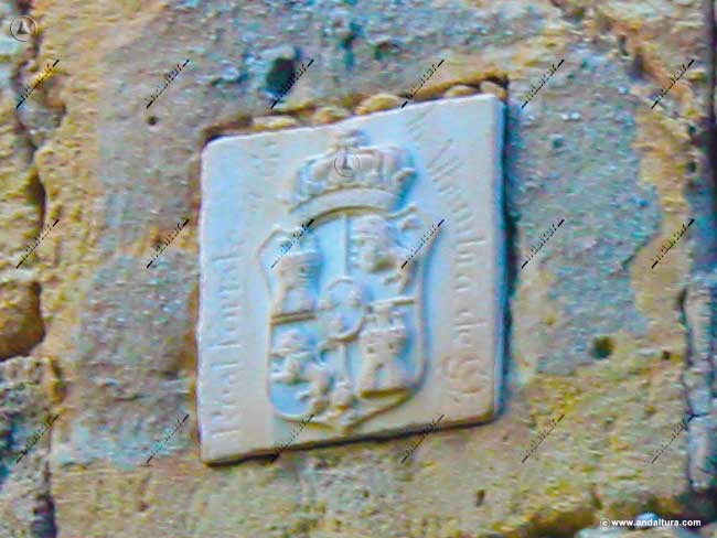 Detalle del escudo de mármol de los Reyes Católicos en la portada exterior de la Puerta de los Carros o del Carril