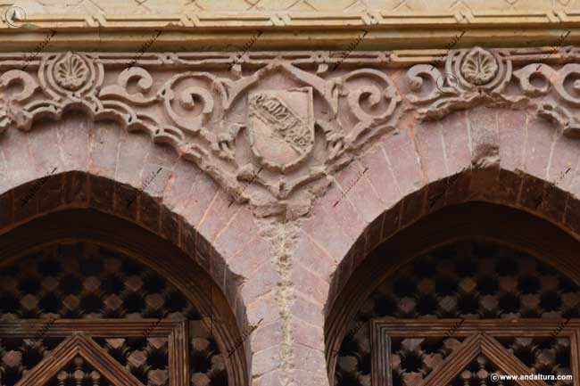 Detalle escudo de la portada interior de la Puerta del Vino