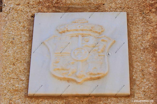 Escudo real de mármol de la Puerta Nueva de la Alhambra