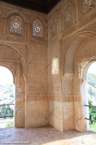 Suelo, ventanas y Yeserías, sin alicatados, en una esquina de la Torre de Ismail