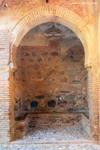 Estancia interior 1 de la Guardia de la Puerta del Vino con restos de pinturas