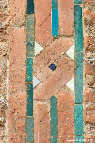 Restos de azulejos incrustados en la Portada Exterior de la Puerta de la Justicia