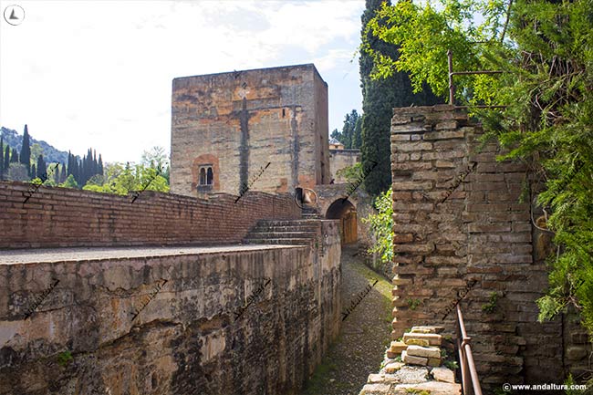 Foso y Adarve hacia la Torre de la Cautiva junto al Paseo de las Torres de la Alhambra