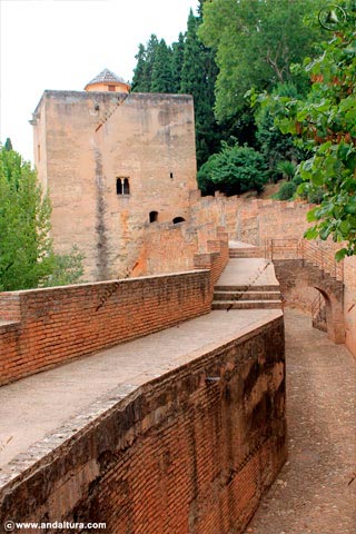 Calle del foso y adarve desde la Torre de las Infantas a la Torre de la Cautiva en el Paseo de las Torres de la Alhambra