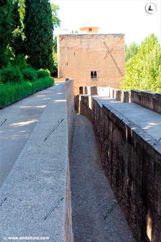 Calle del foso y adarve hacia la Torre de las Infantas en el Paseo de las Torres de la Alhambra