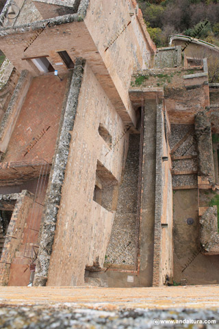 Foso y sistema defensivo tras el Baluarte de la Torre de la Vela y Torre de la Pólvora hacia la Primitiva Entrada de la Alcazaba de la Alhambra