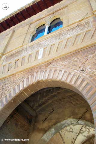 Frontal con llave en la portada exterior de la Puerta del Vino