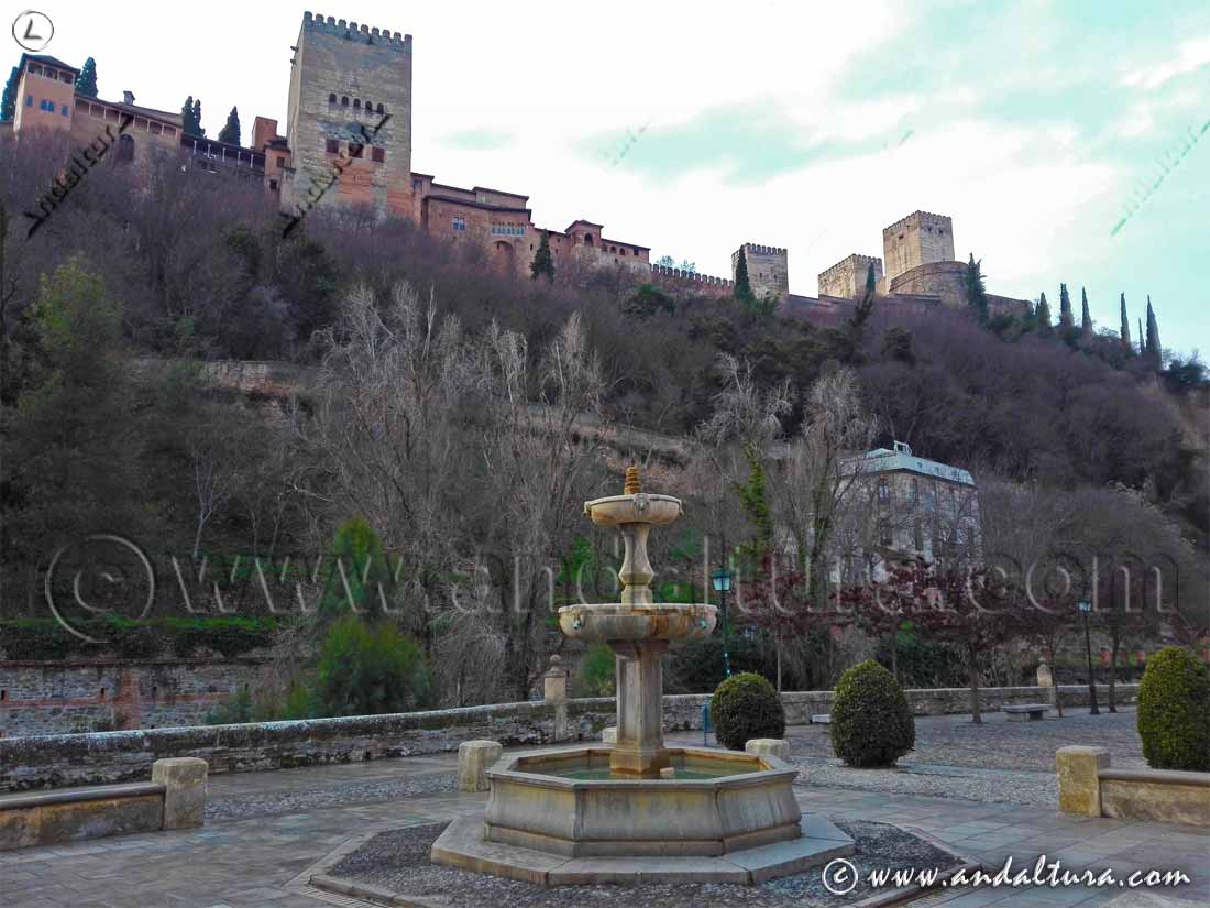 Fuente del Paseo de los Tristes y Torres de la Alhambra