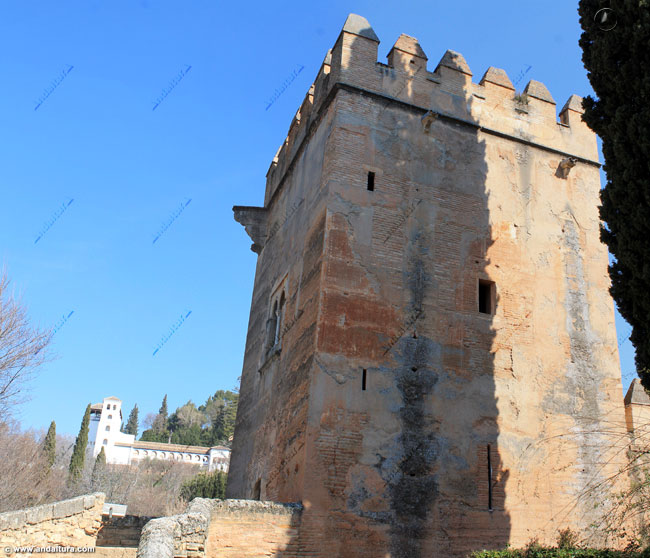 Torre de los Picos, al fondo el Palacio del Generalife