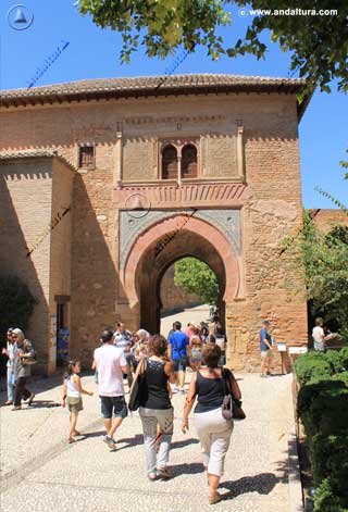 Visitantes atravesando la Puerta del Vino