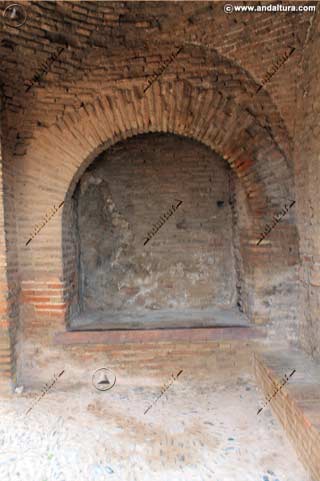 Banco para la guardia en la Primitiva Entrada de la Alcazaba