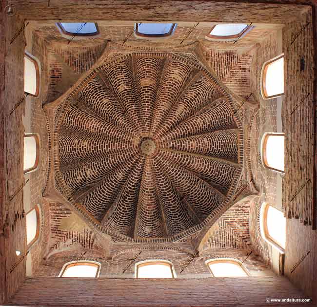 Interior de la Puerta de la Rauda - Boveda gallonada en la Alhambra -