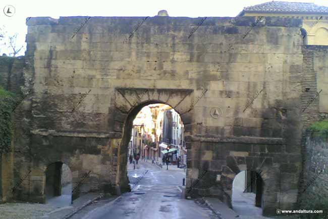Antigua imagen de la Puerta de las Granadas desde el Bosque de la Sabika, al fondo la Cuesta Gomérez