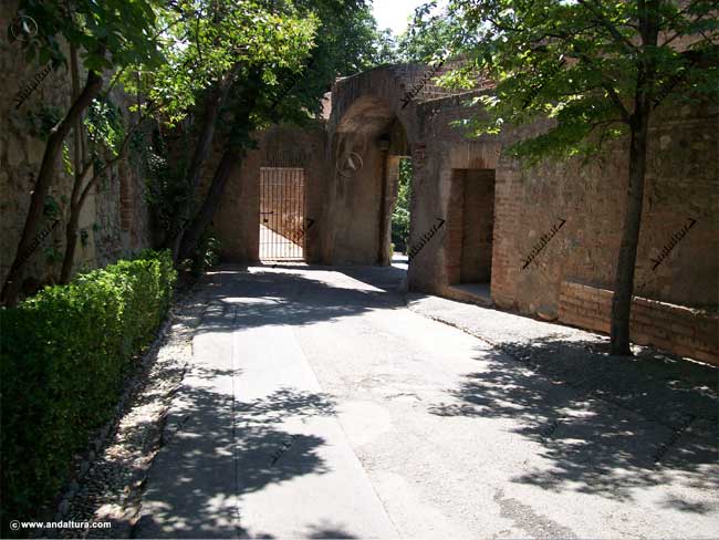 Interior de la Puerta de los Carros por la carretera de acceso a la Placeta de Carlos V, al fondo, la cancela de la Calle del Foso hacia la Medina