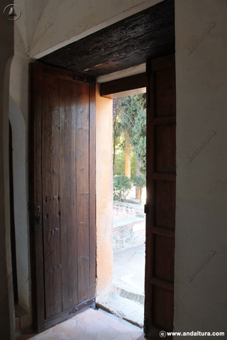 Interior de la Puerta de Entrada a la Torre de la Cautiva en el Paseo de las Torres de la Alhambra