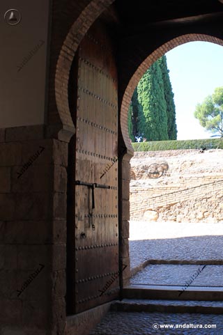 Arcos y Puerta de madera en el Interior de la Puerta interna de la Puerta de los Siete Suelos