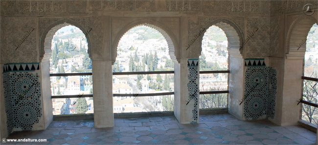 Interior de la Torre de las Damas con los mayores y mejores alicatados, algunos restaurados, del Palacio del Partal