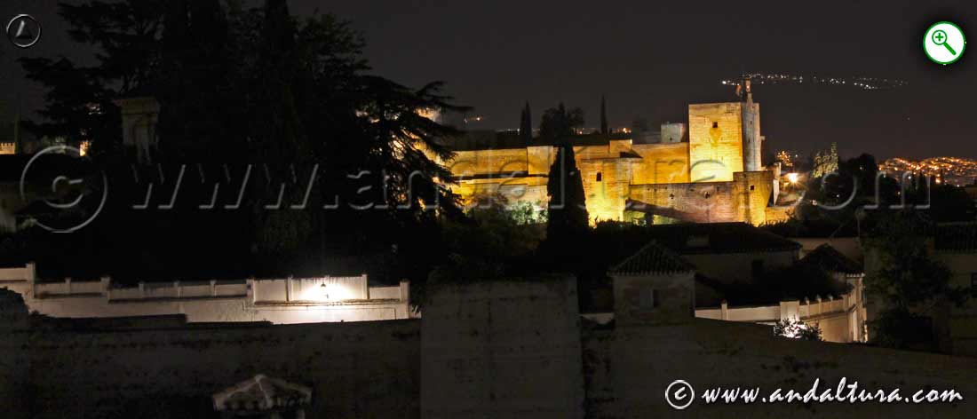 La Alcazaba de noche desde el Mirador de San Cristóbal