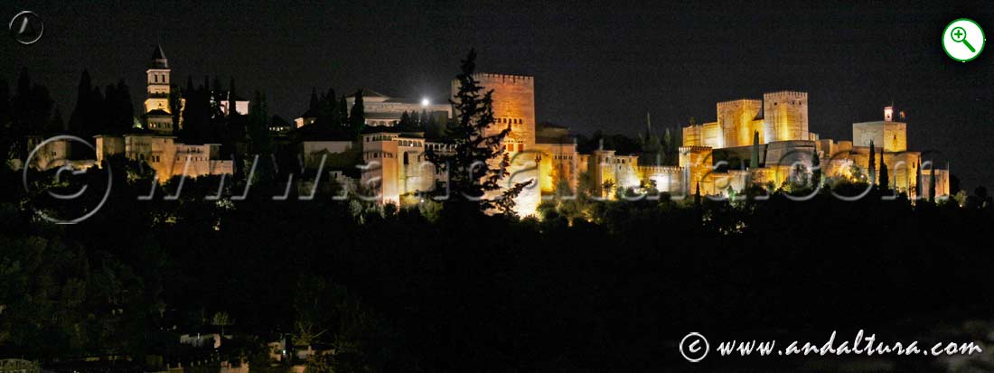 Imagen nocturna del Conjunto Monumental de la Alhambra desde el Mirador del Camino del Sacromonte