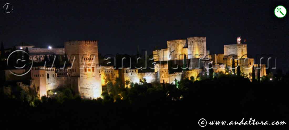 Imagen nocturna de la Alhambra desde el Mirador de la Vereda de Enmedio del Sacromonte