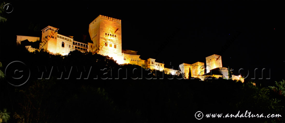 Vista nocturna de las Torres de la Alhambra desde el Paseo de los Tristes
