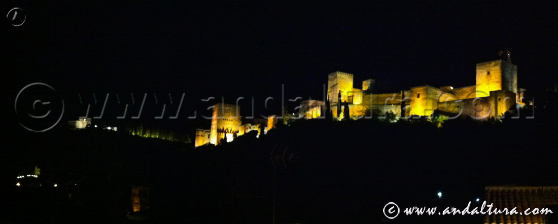 Vista nocturna de la Alhambra y el Generalife desde el Mirador de Carvajales