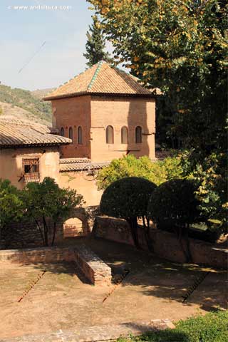 El Cementerio Real de la Alhambra y el tejado de la Torre de la Rauda
