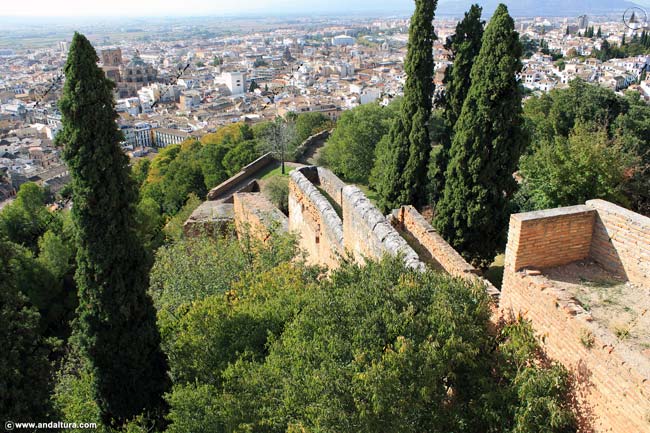 Lateral del muro y adarve del Baluarte de la Torre de la Vela, al fondo la ciudad de Granada, la Vega y el Barrio del Albaicín