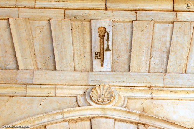 Símbolo de la Llave junto a la Puerta Exterior de la Torre de la Justicia