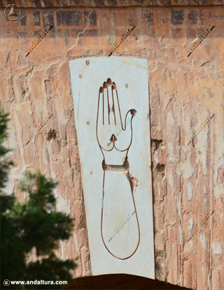 Símbolo de la Mano junto a la Puerta Exterior de la Torre de la Justicia