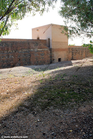 Adarve hacia la Torre de Baltasar de la Cruz y zona arqueológica de la Medina de la Alhambra