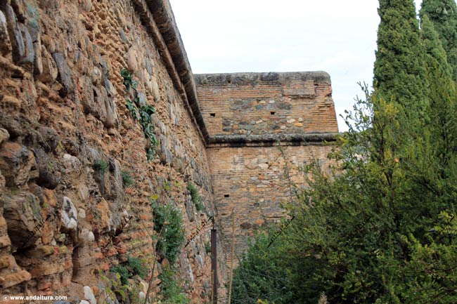 Muralla hacia la Plaza de los Aljibes y terraza de la Torre del Cubo