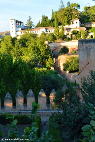Muralla, camino de la Entrada Antigua y Palacio del Generalife desde el Camino de las Torres