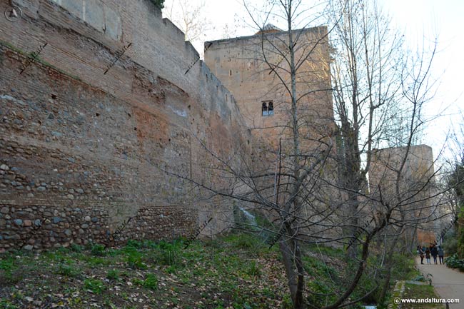 Visitantes recorriendo la Muralla y la Torre de las Infantas por la Cuesta de los Chinos, al fondo la Torre de la Cautiva - Rutas de accesos a la Alhambra