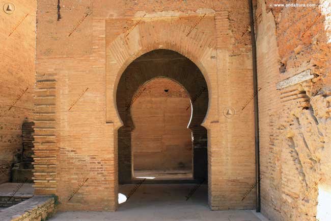 Arcos de herradura y muros de la Puerta de la Rauda