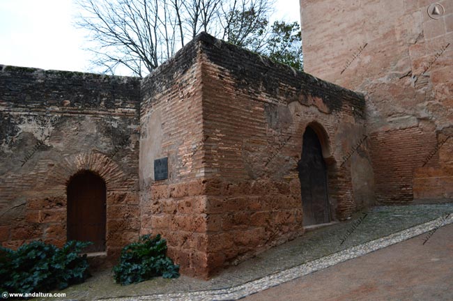Puertas al Baluarte y a los Jardines del Bosque de la Sabika junto a la Puerta de la Torre de la Justicia de la Alhambra