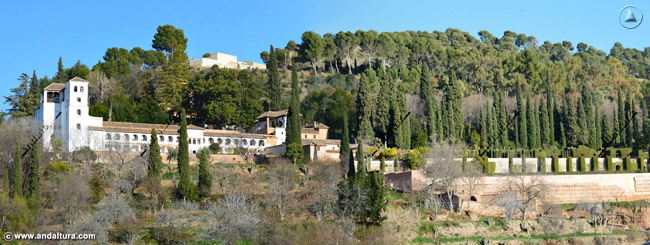 Jardines y Palacio de la Almunia del Generalife, al fondo la Silla del Moro y la Dehesa del Generalife