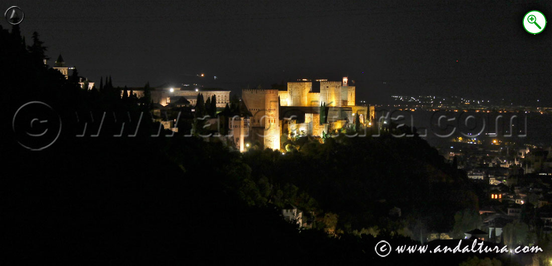 Vista de la Alhambra de noche desde la Abadía del Sacromonte