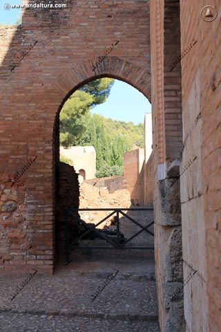 Paseo de Ronda de la Medina junto a la puerta interior de la Torre de los Siete Suelos