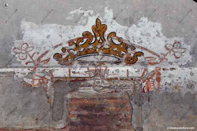 Pintura de una corona en la Puerta del Vino