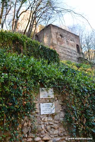 Placa conmemorativa junto a la Puerta de las Granadas, arriba los restos de una antigua torre y Torres Bermejas