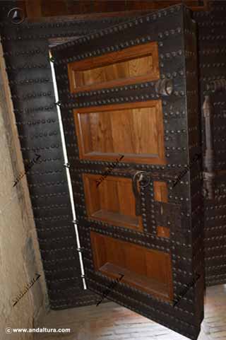 Detalle interior de los cerrojos del Postigo de madera de al Puerta exterior de la Puerta de la justicia