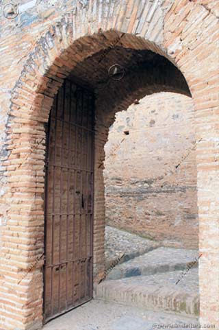 Entrada en rampa de la puerta exterior de la Primitiva Entrada de la Alcazaba