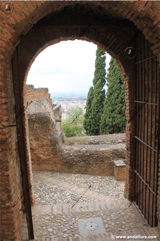 Cancela de la puerta exterior de la Primitiva Entrada de la Alcazaba